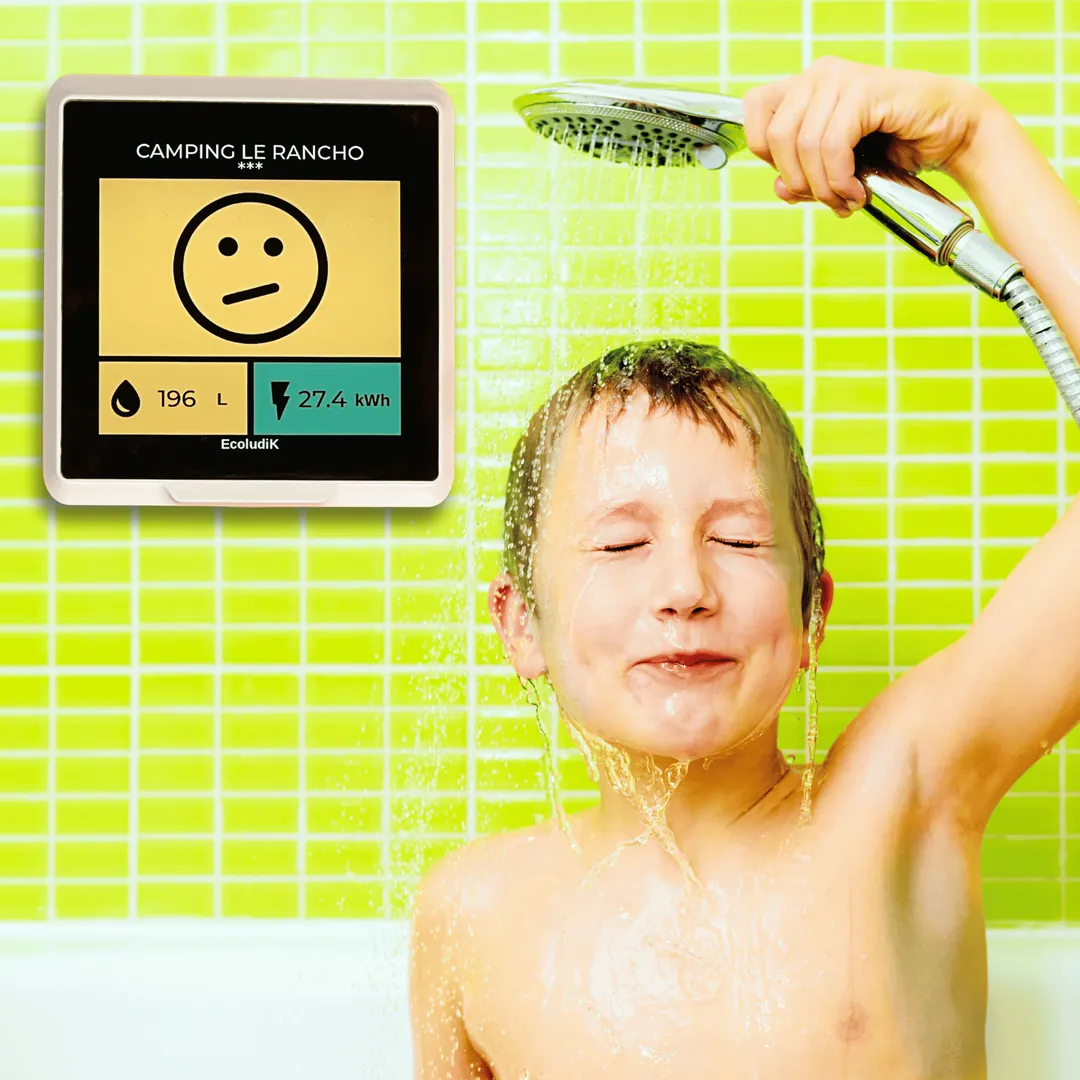 Enfant sous la douche, écran EcoludiK au mur
